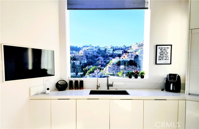 Detail Gallery Image 5 of 74 For 1609 Viewmont Dr, Los Angeles,  CA 90069 - 3 Beds | 3/1 Baths