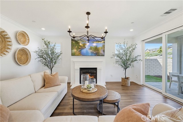 Detail Gallery Image 8 of 74 For 28445 Sunny Ridge Terrace, Castaic,  CA 91384 - 4 Beds | 3/1 Baths