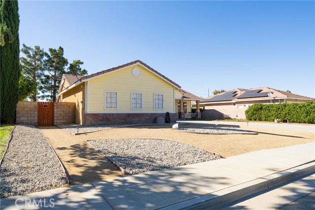 Detail Gallery Image 2 of 45 For 43251 Durango Ln, Lancaster,  CA 93536 - 4 Beds | 2 Baths