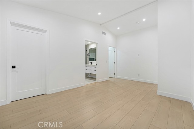 Detail Gallery Image 14 of 29 For 18216 Hartland St, Reseda,  CA 91335 - – Beds | – Baths