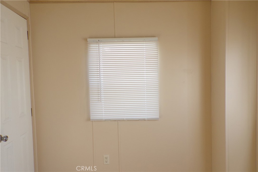 https://media.crmls.org/medias/86948be5-679e-42b4-a0b1-d430869a5480.jpg?preset=X-Large