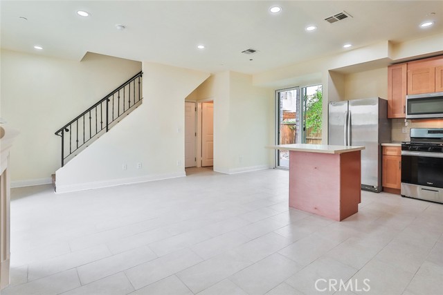 Detail Gallery Image 10 of 46 For 7132 Farralone Ave #207,  Canoga Park,  CA 91303 - 3 Beds | 2/1 Baths