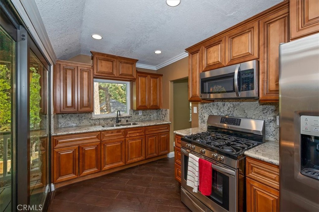 https://media.crmls.org/medias/869acd0a-07d3-4072-b3f2-d518688b2f9e.jpg?preset=X-Large