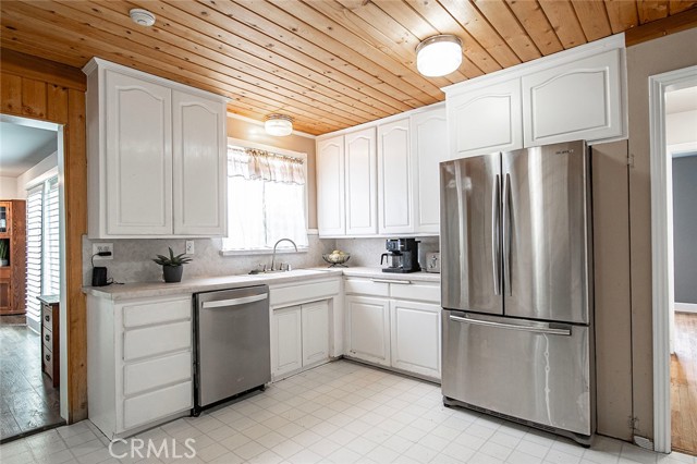 1917 N Britton Drive, Long Beach CA: https://media.crmls.org/medias/869c8a07-f870-4aed-b5e7-313a3cb8d556.jpg