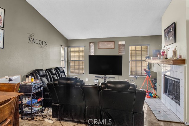 1137 Express Circle, Colton CA: https://media.crmls.org/medias/869f8280-6b1b-467d-80ee-7e2a25467f5a.jpg