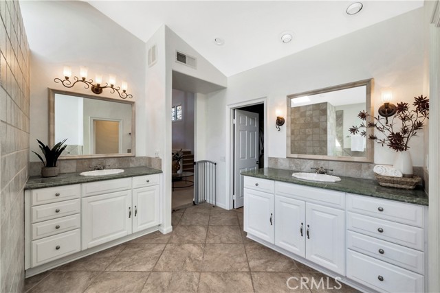 25941 Sheriff Road, Laguna Hills CA: https://media.crmls.org/medias/86a35981-aee3-4456-8d8c-6a60e3f80637.jpg