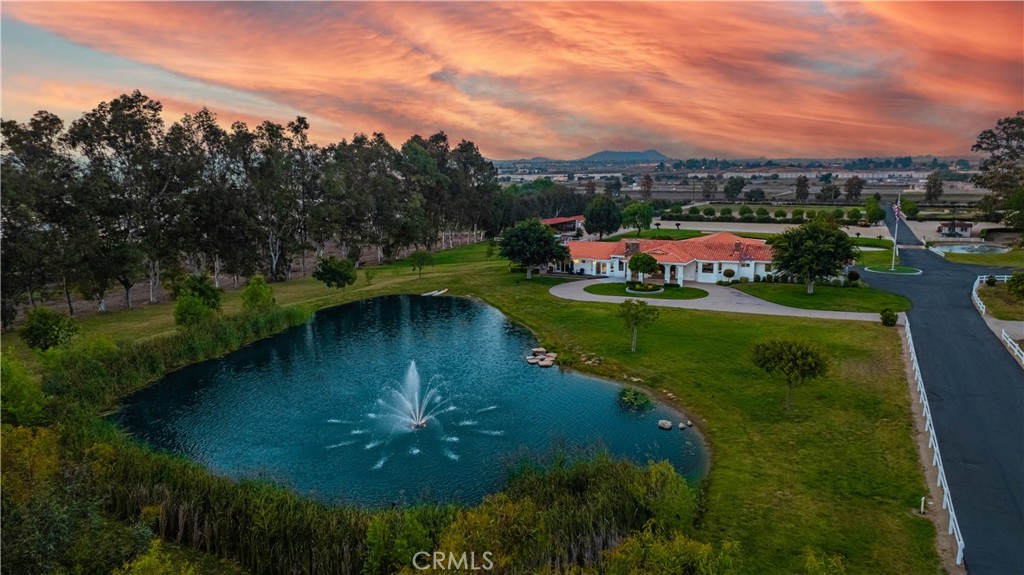 https://media.crmls.org/medias/86a46cb0-7af1-4cea-b955-48f488d77c31.jpg?preset=X-Large