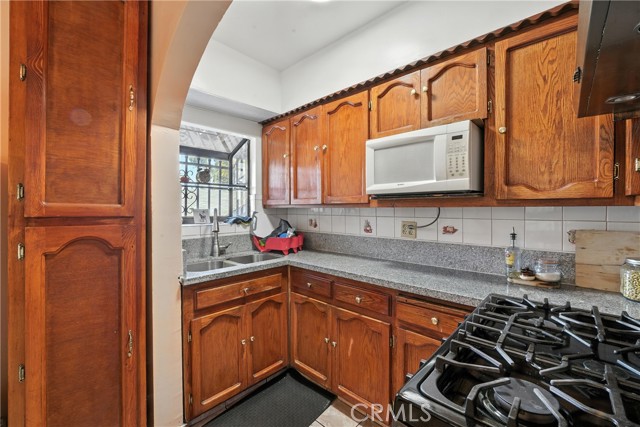 2718 E 7th Street, Los Angeles CA: https://media.crmls.org/medias/86a7c3b9-6985-4612-b9dd-c1384d209488.jpg