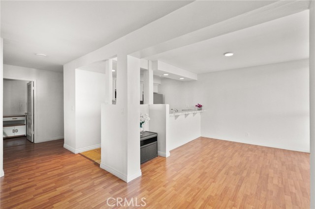 911 N Kings Road, West Hollywood CA: https://media.crmls.org/medias/86a85352-b50a-40a6-bfa5-3783cc712f22.jpg