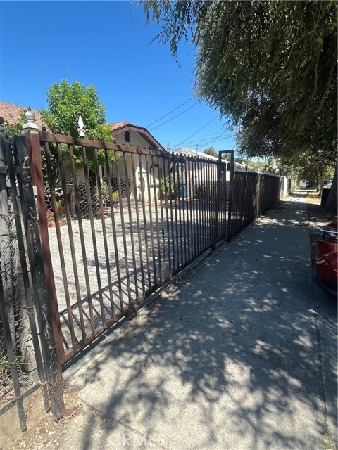 1317 E 108th Street, Los Angeles CA: https://media.crmls.org/medias/86ad2390-7076-4916-a300-c63de17605af.jpg