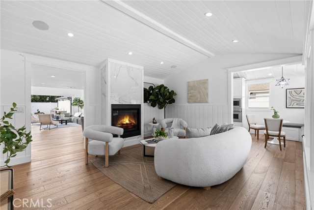 Detail Gallery Image 7 of 32 For 12947 La Maida St, Sherman Oaks,  CA 91423 - 4 Beds | 3 Baths
