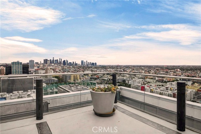 3810 Wilshire Boulevard, Los Angeles CA: https://media.crmls.org/medias/86afa2ba-baa4-4983-8792-cefded4aa907.jpg