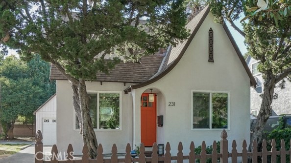 231 W Cedar Avenue, Burbank CA: https://media.crmls.org/medias/86b13503-d515-41b9-8522-196681470343.jpg