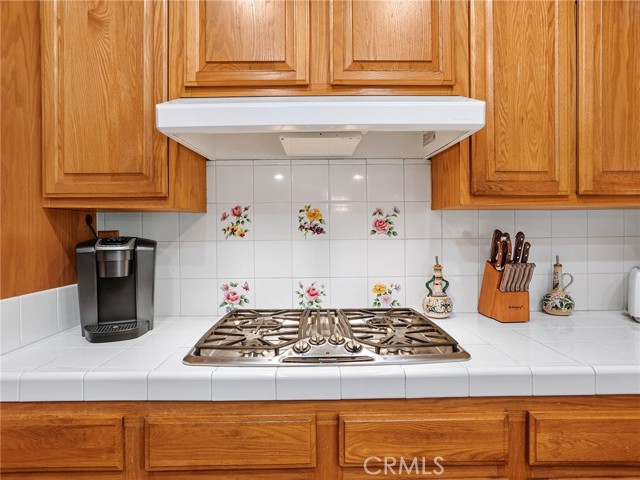 10634 Deering Avenue photo 9