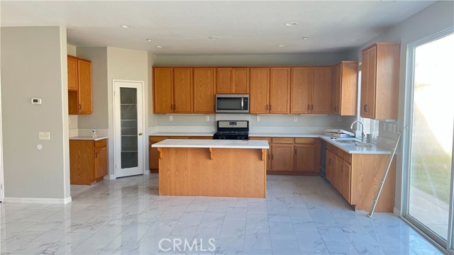 Detail Gallery Image 9 of 33 For 7575 Lime, Fontana,  CA 92336 - 5 Beds | 3 Baths