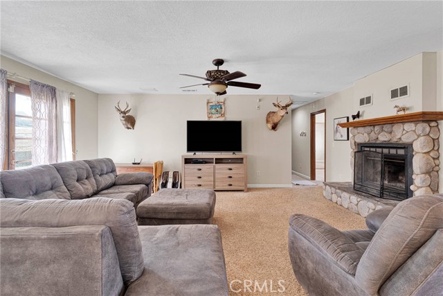 25733 Roundup Way, Apple Valley CA: https://media.crmls.org/medias/86b61781-824d-47f1-9c19-9cee2115532b.jpg