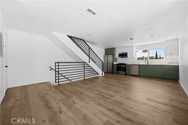 Detail Gallery Image 17 of 20 For 6834 Hazeltine Ave #3,  Van Nuys,  CA 91405 - 3 Beds | 3/1 Baths
