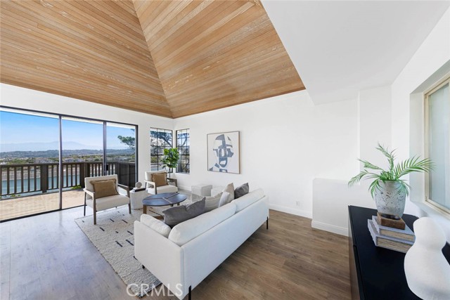 Detail Gallery Image 3 of 47 For 24 Coventry, Newport Beach,  CA 92660 - 2 Beds | 2 Baths