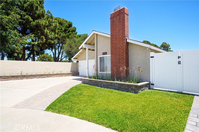 3701 S Ross Street, Santa Ana CA: https://media.crmls.org/medias/86bb88ef-9c24-4526-a7c3-b7bde5215599.jpg