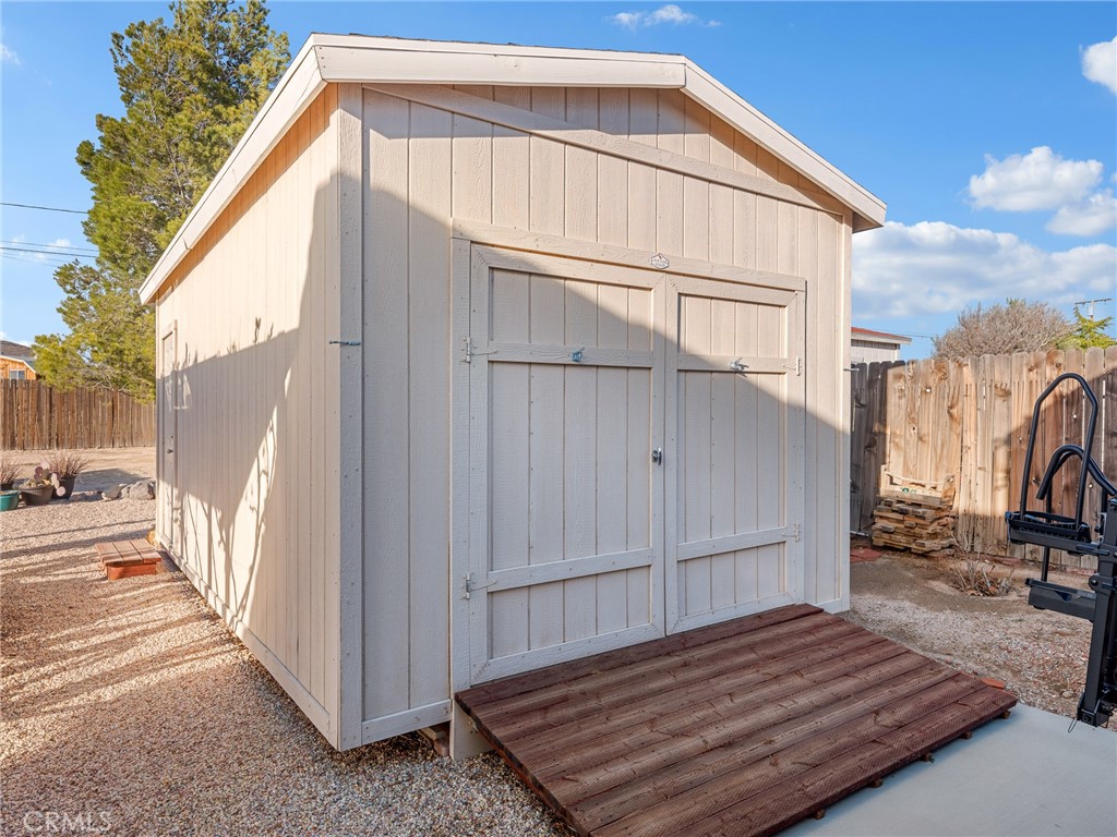 https://media.crmls.org/medias/86be3cbf-79d6-4566-9dcd-7c2a29dae551.jpg?preset=X-Large