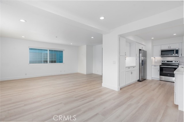 707 1/2 Orchid Avenue, Corona del Mar CA: https://media.crmls.org/medias/86bfbd54-0272-4e36-85af-b88e6e29c312.jpg