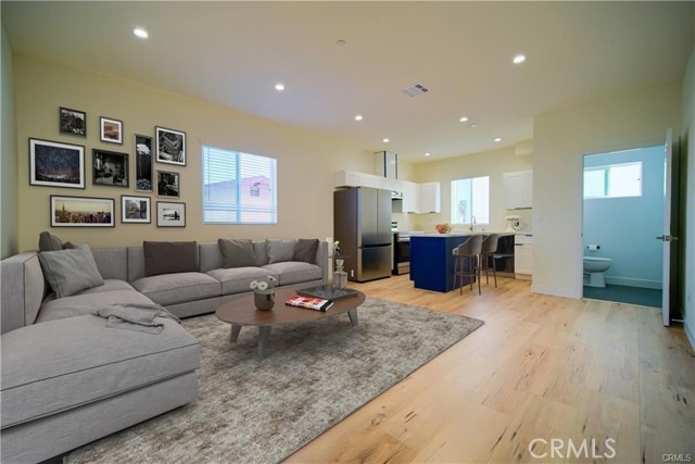 Detail Gallery Image 9 of 17 For 630 E Adams Bld, Los Angeles,  CA 90011 - 4 Beds | 2/1 Baths