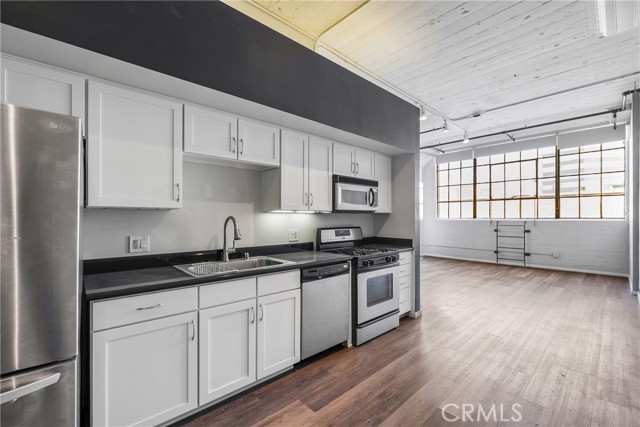 420 S San Pedro Street, Los Angeles CA: https://media.crmls.org/medias/86c1b196-7c64-4484-bf66-055aeccec8e5.jpg