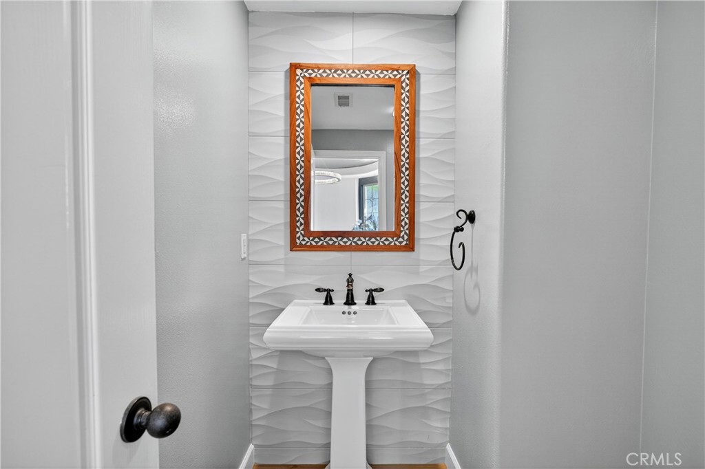 https://media.crmls.org/medias/86c39a76-57a2-4f12-ac02-8a45dabef799.jpg?preset=X-Large