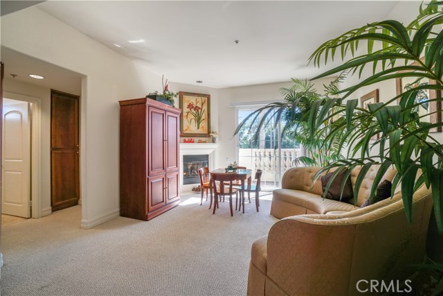 Detail Gallery Image 12 of 32 For 14343 Burbank Bld #301,  Sherman Oaks,  CA 91401 - 3 Beds | 2 Baths