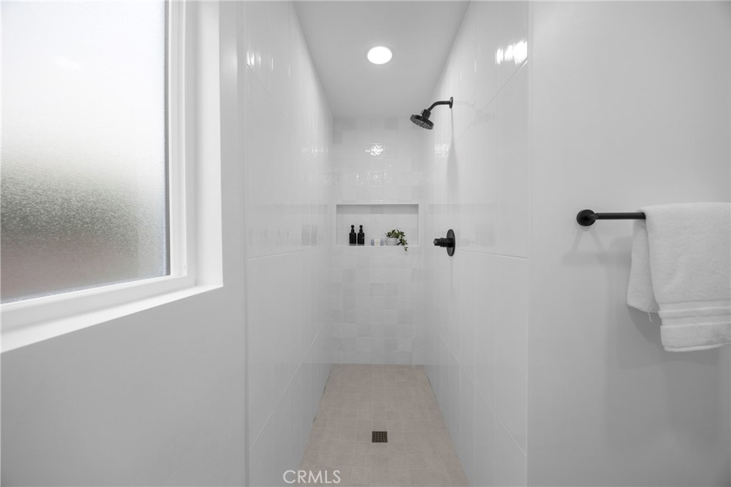 https://media.crmls.org/medias/86c7b7e5-b7f6-495a-a281-a074a39bbfd1.jpg?preset=X-Large
