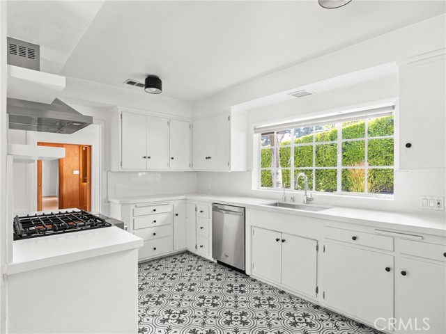 5405 Black Oak Drive, Los Angeles CA: https://media.crmls.org/medias/86ca6742-d8e0-4ec8-8626-ca8884df81dc.jpg