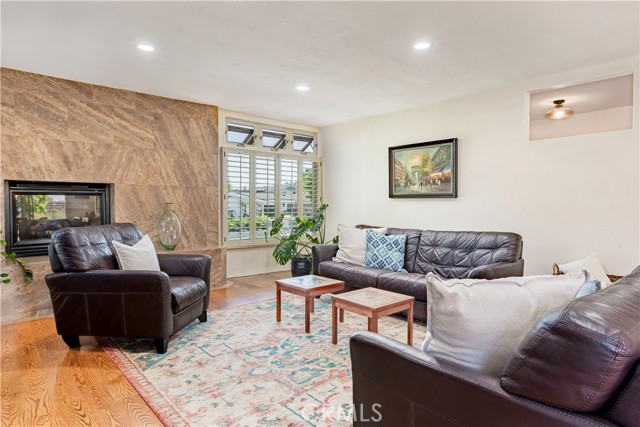 1335 Crestview Avenue, Seal Beach CA: https://media.crmls.org/medias/86cc5883-5c38-43e8-84ff-6a1b9aa3494d.jpg