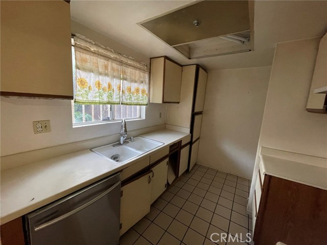 Detail Gallery Image 7 of 22 For 1575 S Reservoir St #H,  Pomona,  CA 91766 - 3 Beds | 3 Baths