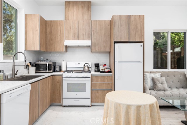 Detail Gallery Image 41 of 60 For 14027 Wyandotte St, Van Nuys,  CA 91405 - 4 Beds | 4 Baths