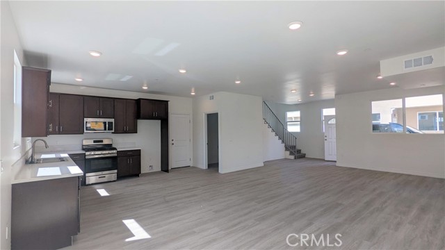 Detail Gallery Image 8 of 21 For 15115 Logos Ct, North Hills,  CA 91343 - 3 Beds | 3 Baths