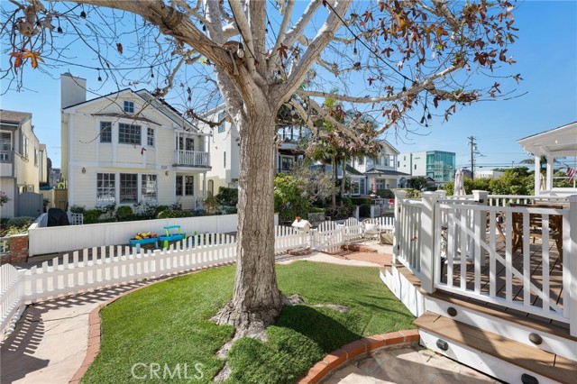 Detail Gallery Image 5 of 52 For 337 10th, Manhattan Beach,  CA 90266 - 5 Beds | 3/1 Baths
