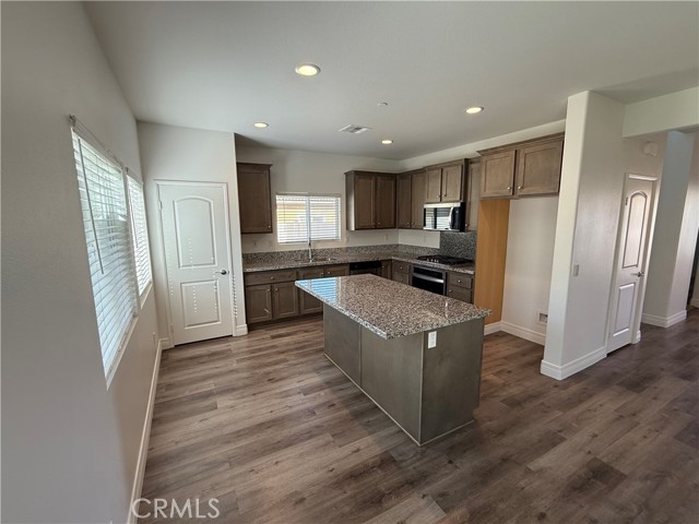 Detail Gallery Image 3 of 11 For 10630 Appaloosa, Hesperia,  CA 92345 - 4 Beds | 3 Baths