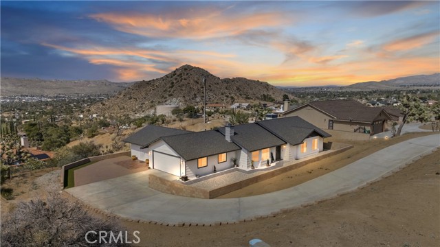 55578 Free Gold Drive, Yucca Valley CA: https://media.crmls.org/medias/86d2fed9-1242-4c90-90ff-2b11af5597d1.jpg