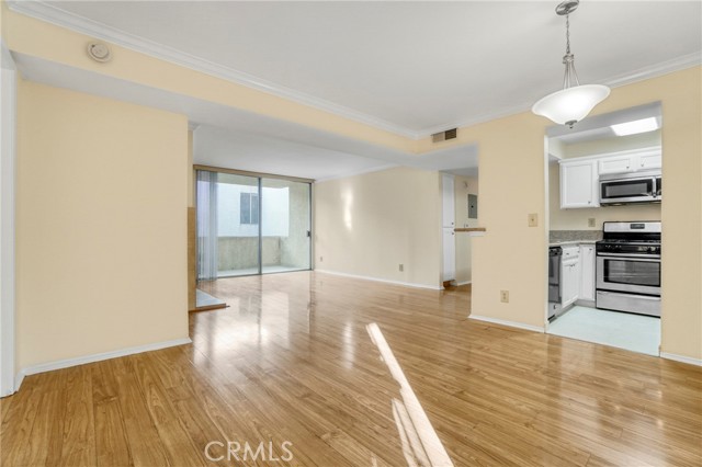 Detail Gallery Image 2 of 28 For 5325 Newcastle Ave #240,  Encino,  CA 91316 - 2 Beds | 2 Baths