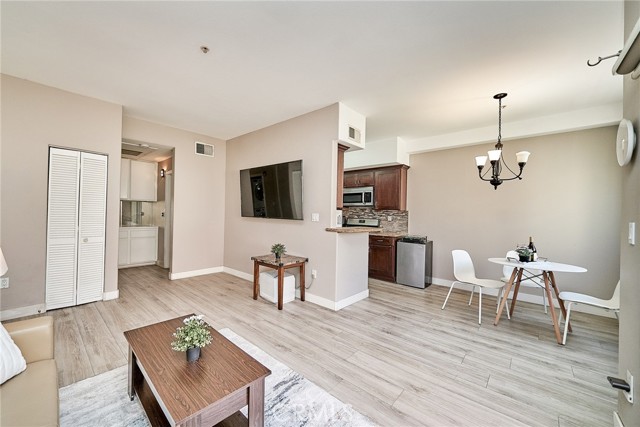 Detail Gallery Image 10 of 30 For 300 E Providencia Ave #211,  Burbank,  CA 91502 - 1 Beds | 1 Baths