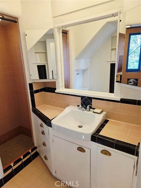 1403 Avon Park, Los Angeles CA: https://media.crmls.org/medias/86d74f4a-8a63-440b-8567-0182dd483fe6.jpg