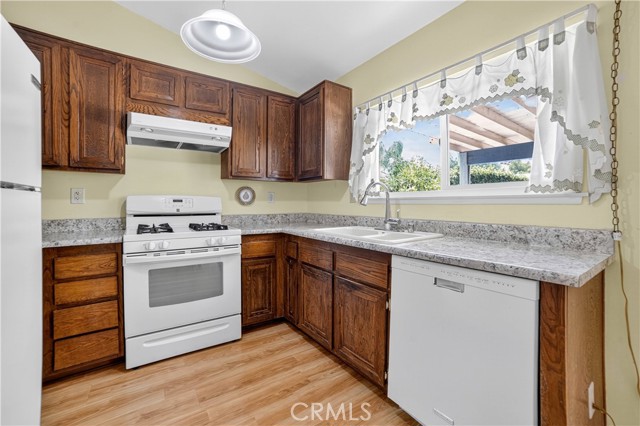 Detail Gallery Image 7 of 22 For 9429 Glade Ave, Chatsworth,  CA 91311 - 3 Beds | 2 Baths