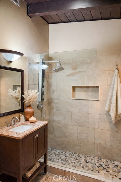 Detail Gallery Image 6 of 33 For 7363 Caldus Ave, Lake Balboa,  CA 91406 - 3 Beds | 2 Baths