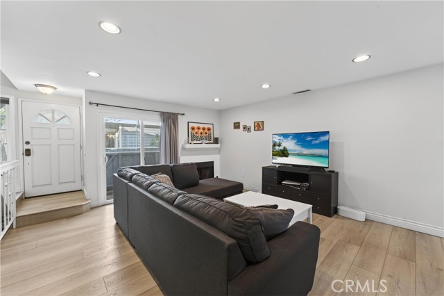 Detail Gallery Image 3 of 41 For 107 W Spring #C,  Long Beach,  CA 90806 - 2 Beds | 2/1 Baths