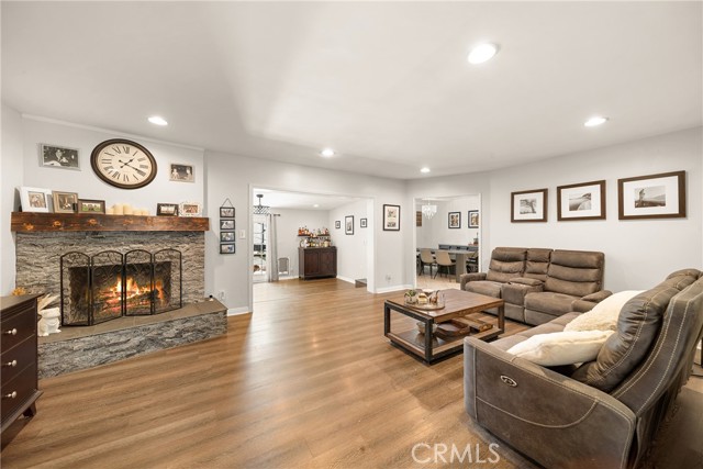22353 Roscoe Boulevard, West Hills CA: https://media.crmls.org/medias/86dda07b-2449-431b-b02f-65e95e43c350.jpg