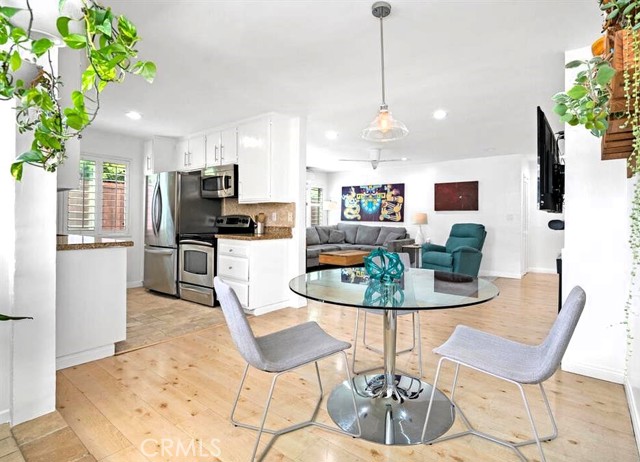 Detail Gallery Image 1 of 27 For 1224 Euclid St #105,  Santa Monica,  CA 90404 - 2 Beds | 2 Baths