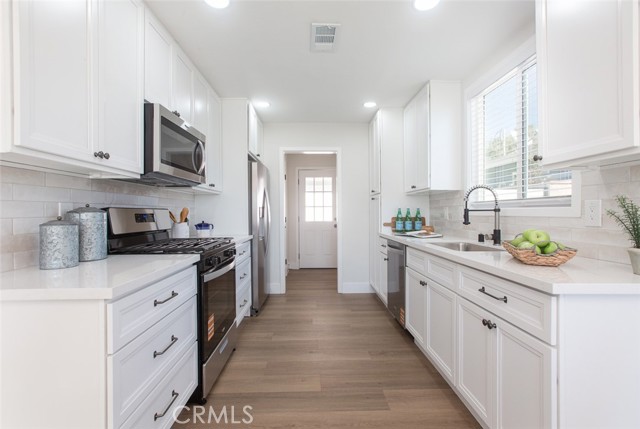 417 W Leeside, Glendora CA: https://media.crmls.org/medias/86dee327-141a-464f-9adc-e662caf41d4e.jpg