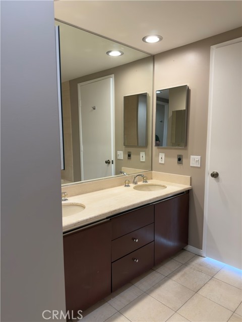 850 E Ocean Boulevard, Long Beach CA: https://media.crmls.org/medias/86df669b-f186-40cc-9b56-f1fda9152773.jpg