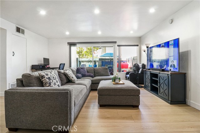 Detail Gallery Image 4 of 16 For 5700 Etiwanda, Tarzana,  CA 91356 - 3 Beds | 2 Baths