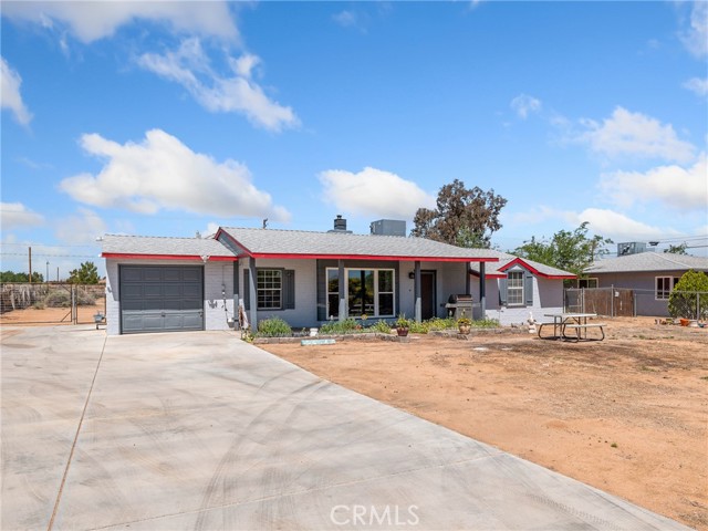 Detail Gallery Image 1 of 35 For 14060 Osage Rd, Apple Valley,  CA 92307 - 3 Beds | 2 Baths